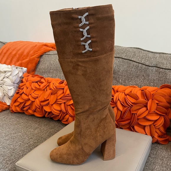 ❣️🆕Yoki British Tan Faux Suede Side Embellishment Heeled Knee Boots❣️ - Picture 5 of 11
